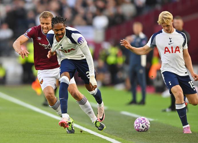 青岛西海岸主教练邵佳一成功保级，郑智接任后计划邀请黄博文、李雷雷等助教，助力球队发展。（邵佳一率青岛西海岸完成保级，郑智接任拟邀黄博文、李雷雷加盟教练组助力球队发展）