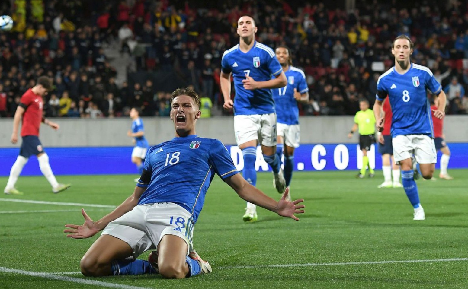 梅西杯进入决胜阶段：河床和切尔西在第三轮中引人注目，梅西在旁观看（梅西杯迎来决战期：第三轮河床与切尔西表现抢眼，梅西场边观战）