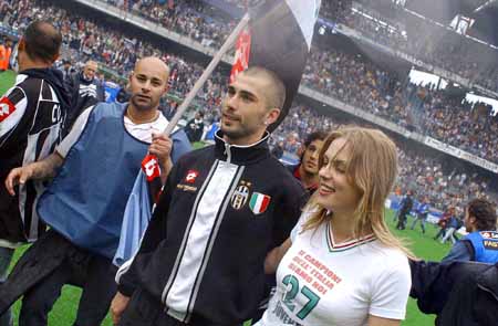 手感火热！拉文三节三分10中8爆砍37分5篮板（拉文手感爆棚：三节飙进8记三分，轰下37分5篮板）