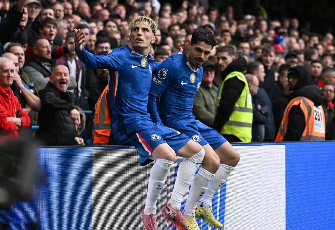 女足明星遭百万富翁跟踪骚扰，雇佣保镖应对（女足明星遭富豪纠缠跟踪，被迫雇保镖护身）