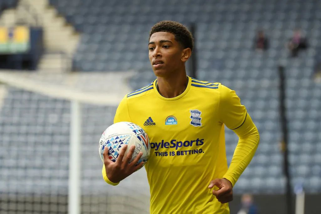 岁月如梭！还记得当年切尔西与曼联比赛，著名的球迷...（光阴荏苒：你还记得那场切尔西对曼联的经典之战和那位传奇球迷吗）