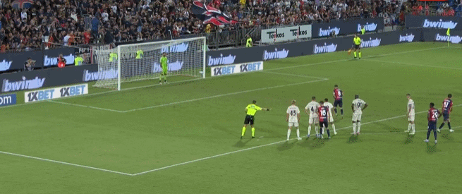 阿尔卡拉斯救球得分引热议，蒂亚福表情包成焦点