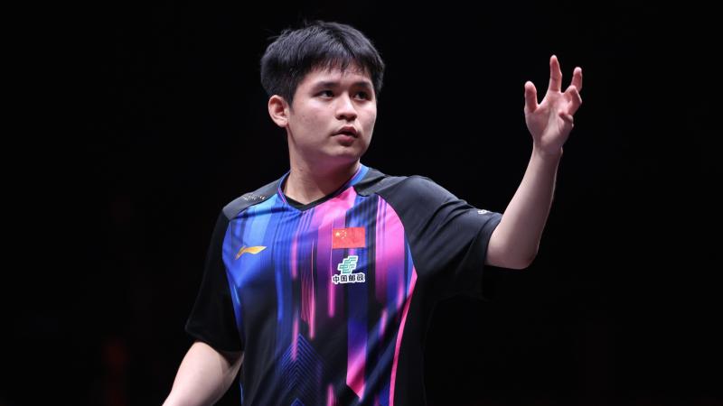 半场： 萨索洛2-1佛罗伦萨，曼德拉戈拉点射，沃尔帕托破门（半场战报：萨索洛2-1领先佛罗伦萨，曼德拉戈拉点球命中，沃尔帕托建功）