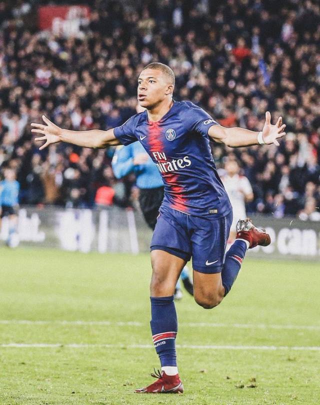 每体：巴萨仍是埃永的首选下家，皇马和曼联也在进行关注（每体：埃永首选仍为巴萨，皇马、曼联同步关注）