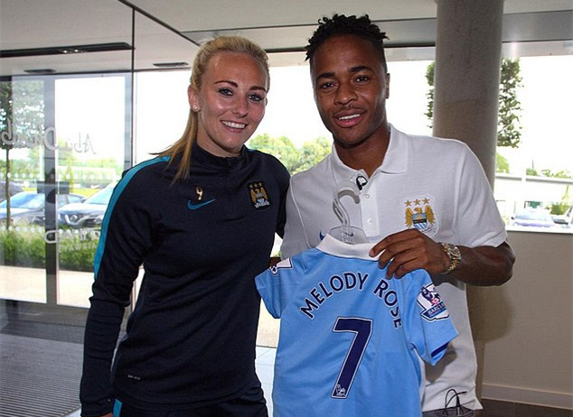 国安备战足协杯决赛，法比奥入选，韩佳奇随队助战，球队士气高昂。（国安剑指足协杯决赛：法比奥入列，韩佳奇随队压阵，士气如虹）